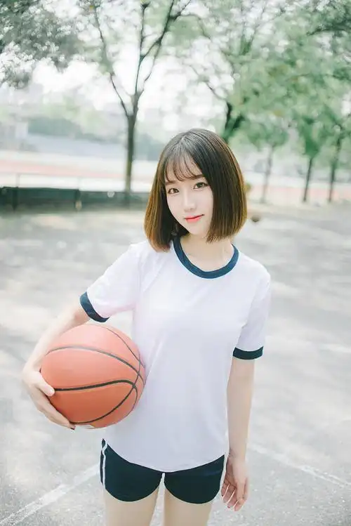 玩篮球的短发女孩
