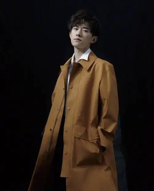 易烊千玺和模特穿同样风衣脸蛋重要还是身材重要一目了然