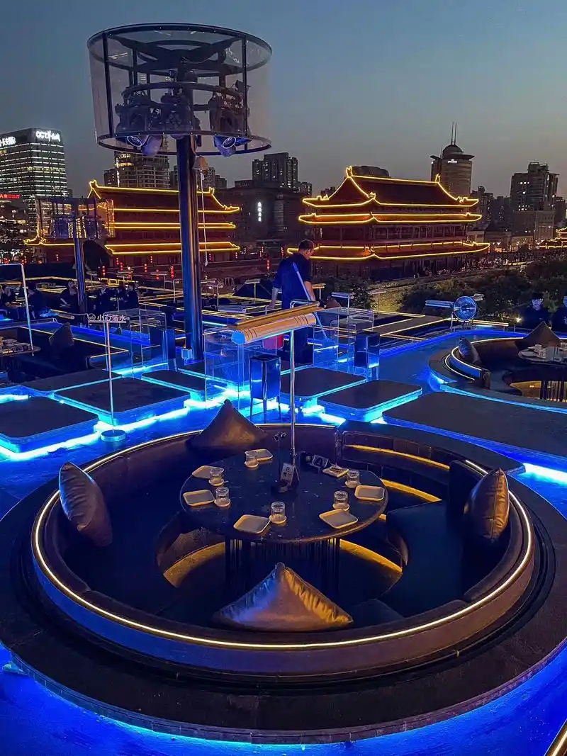 西安真的太时髦了91城墙边的绝美露台酒吧.