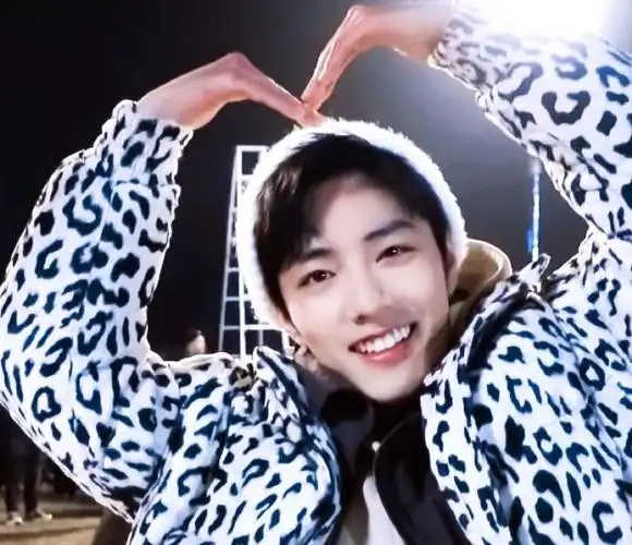 过肖战比心啊,每次看到还是会被惊艳的程度,比心77战战治愈系的笑容