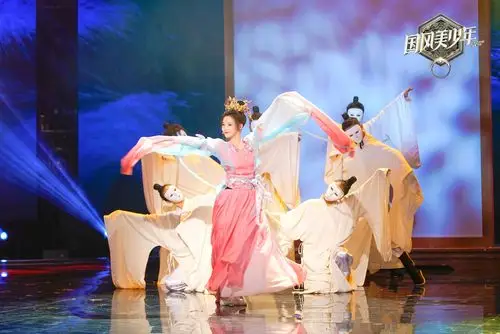 曾雪瑶《佳人曲》水袖舞致敬《十面埋伏》 摇曳生姿翩若惊鸿