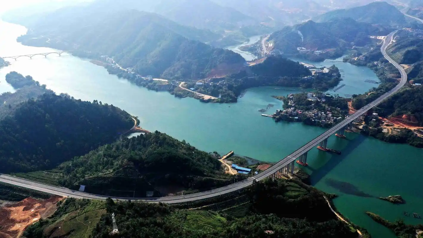 广西河百高速公路宛若巨龙遨游在美丽的田野中.