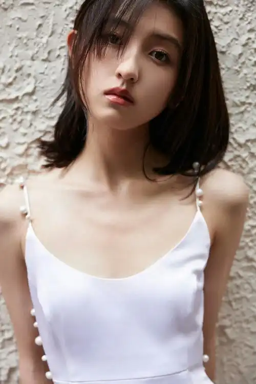 张子枫白色露背长裙##张子枫珍珠吊带露背裙