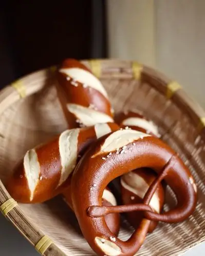 yvette_cheuk做的德国碱水面包brezen(普雷节,巴伐利亚面包,扭结面包)