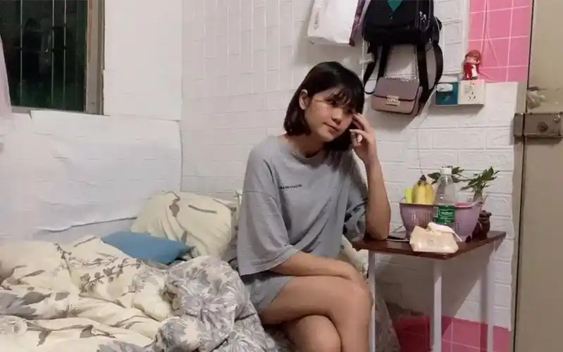 单身打工妹独自住出租屋,深夜被陌生人疯狂敲门,吓得直冒冷汗