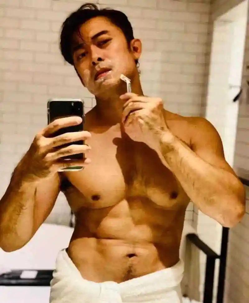 48岁樊少皇近照,肌肉线条虬结,依然很能打.