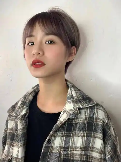 试试这些短发发型,让你一秒变「精灵」_个性_女生_层次感