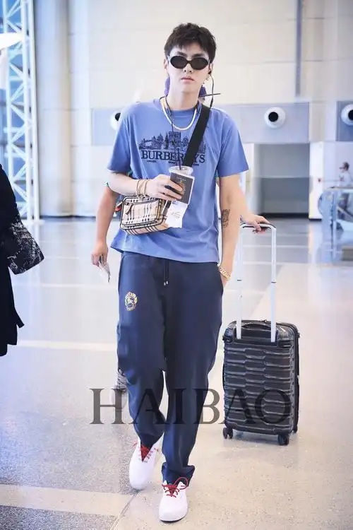 2018年4月28日吴亦凡机场街拍 2018年9月16日,吴亦凡现身北京机场