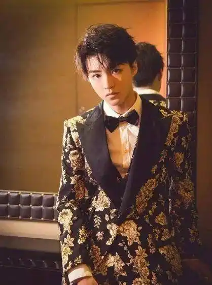 而且要是能够在王源工作室工作,不仅能够见到王源,还有机会见到王俊凯