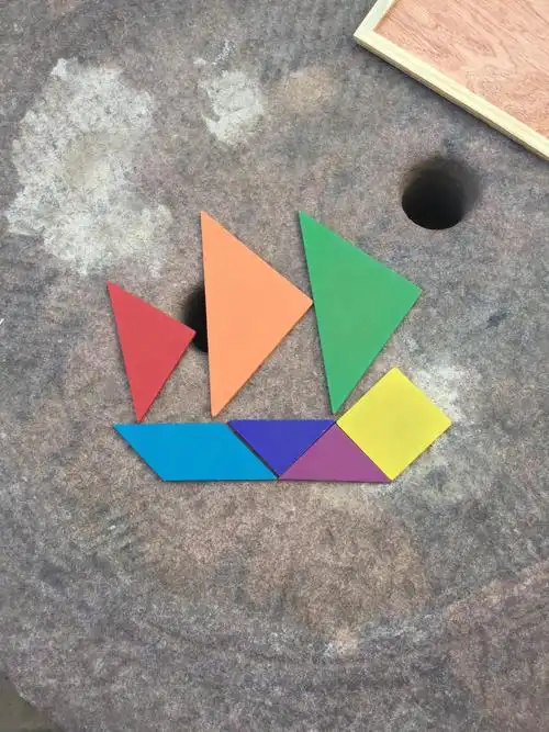 我是解放路小学一年级六班仇梓妍,拼图作品