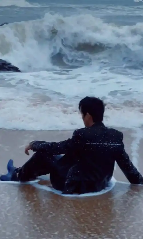 朱一龙海边拍照幕后花絮视频##朱一龙海边拍大片的背后