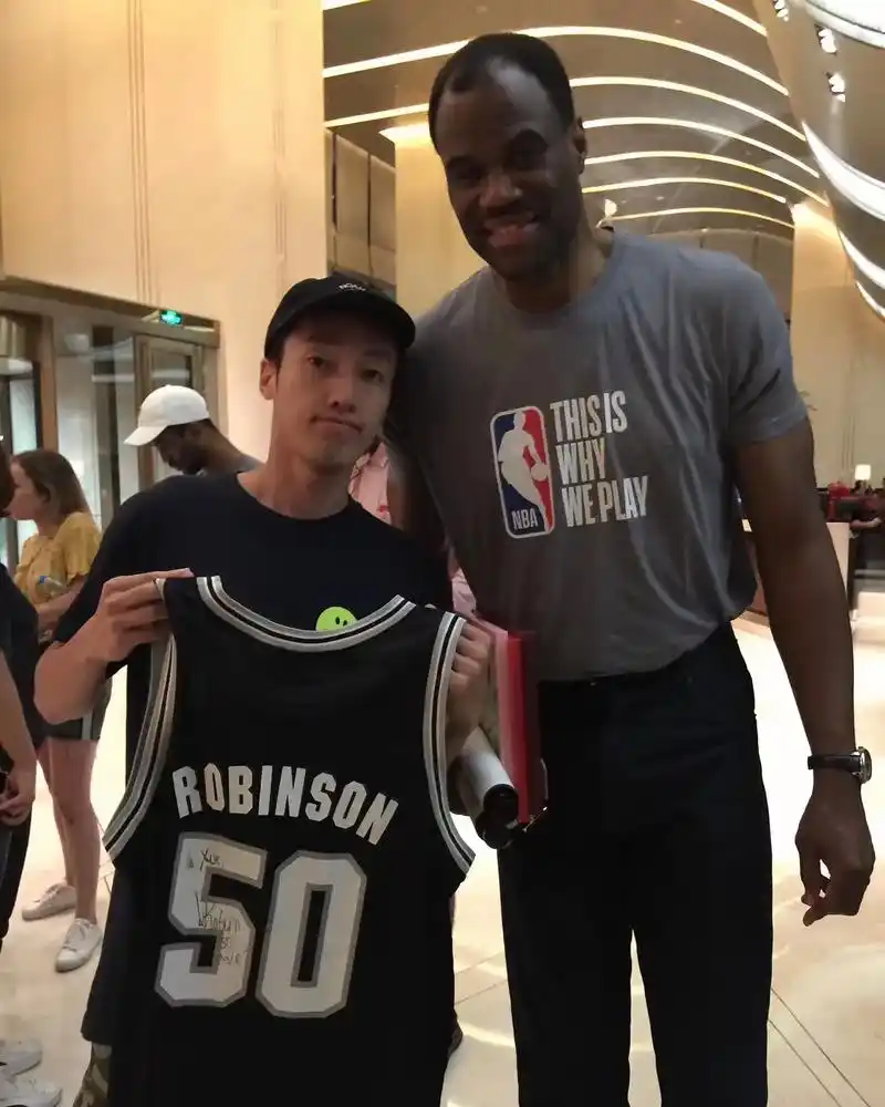 mvp之大卫罗宾逊亲签 合影.恭喜马刺拿下状元签,文班亚马来 - 抖音