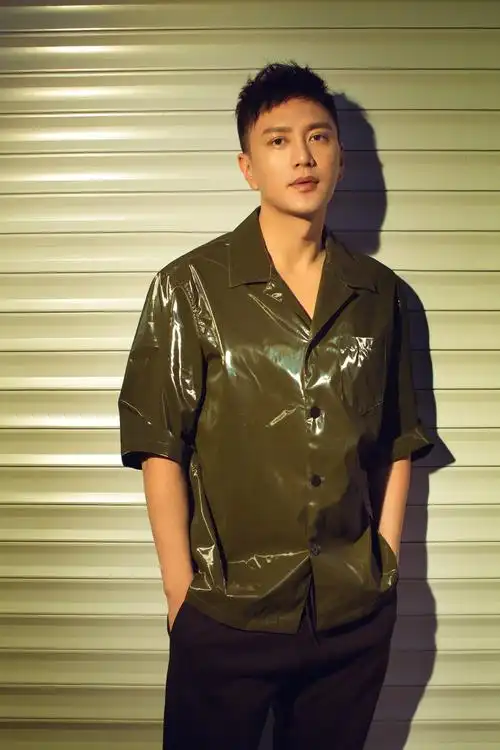 王仁君时尚大片曝光 清新俊逸魅力十足