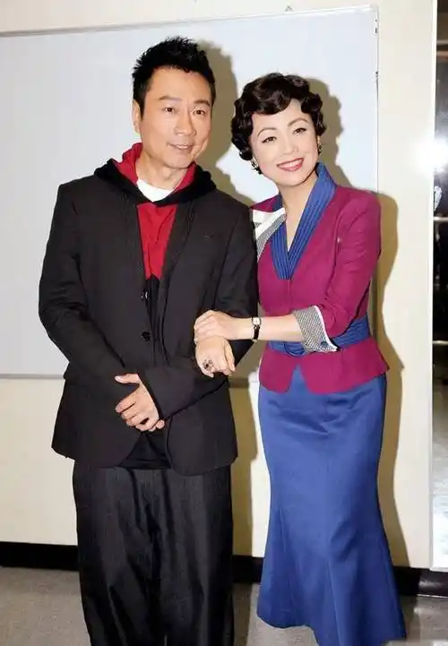 邓萃雯黎耀祥结伴出游!