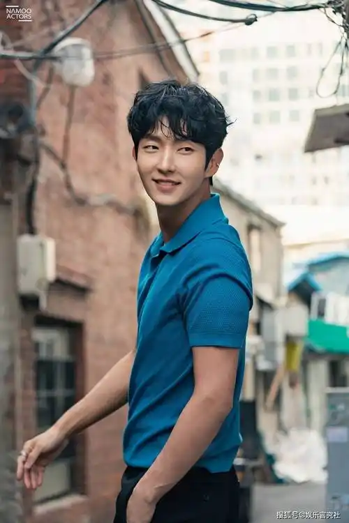 翩翩少年李俊基迎40岁生日拍摄最新画报