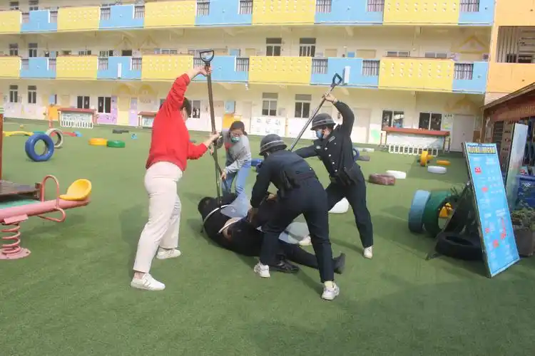 常山中心幼儿园开展反恐防暴应急演练