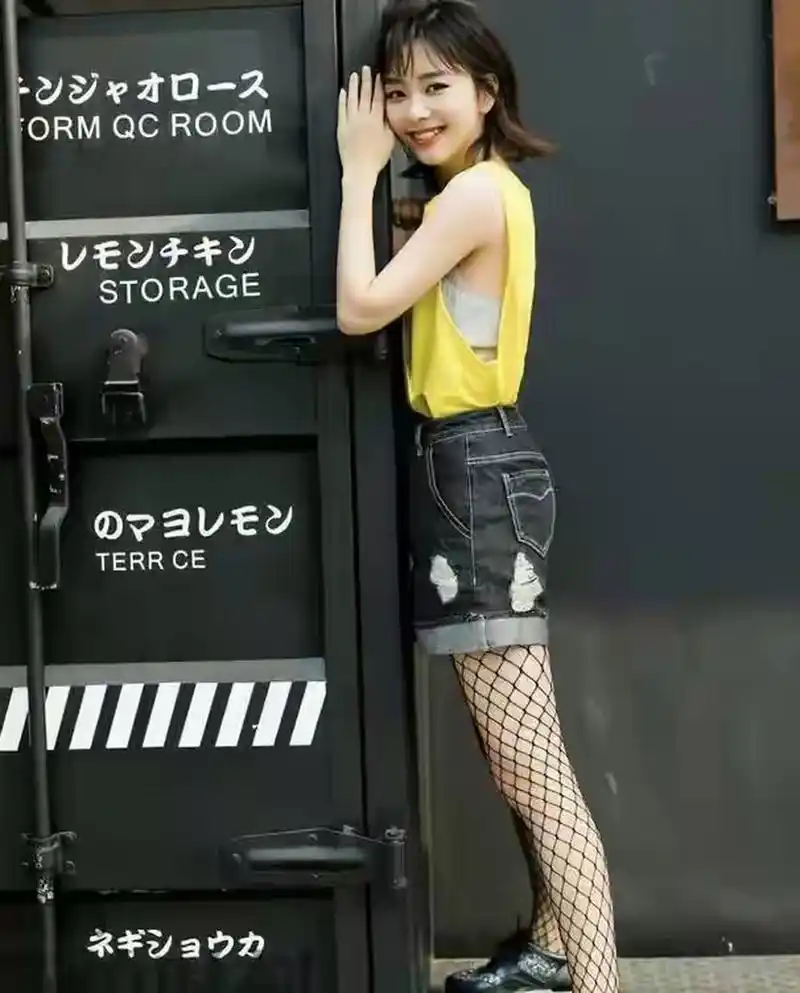 黑色渔网丝袜搭配黄色无袖上衣,谭松韵展示真正的甜美一笑!