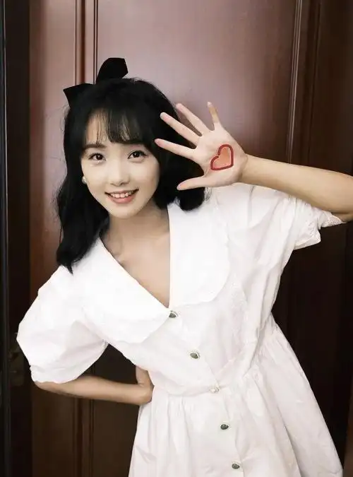 吕小雨生日发照碎花连衣裙生日眼镜好有特色是个小公主