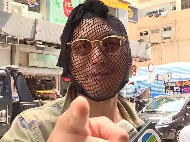 袁伟豪「鱼网丝袜」笠头找数女档贩笑问:去打劫呀?