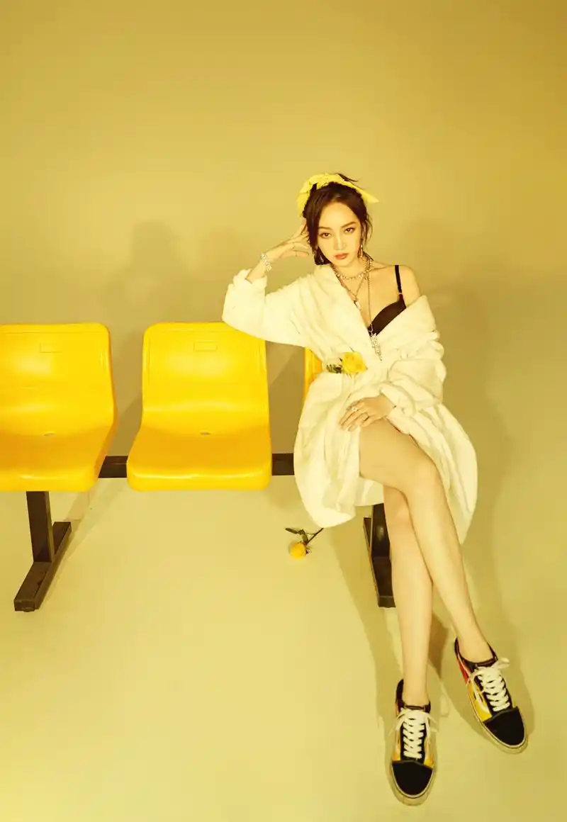 "浪姐"孟佳甜美可人,身材高挑,性感妖娆,才华和颜值并存