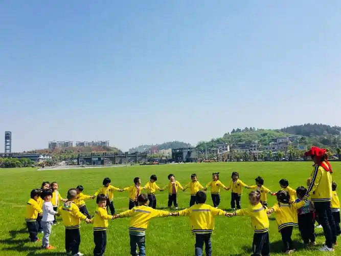 感受阳光 写美篇  阳光下风一般的宝宝正在快乐的奔跑着 让我们一起和