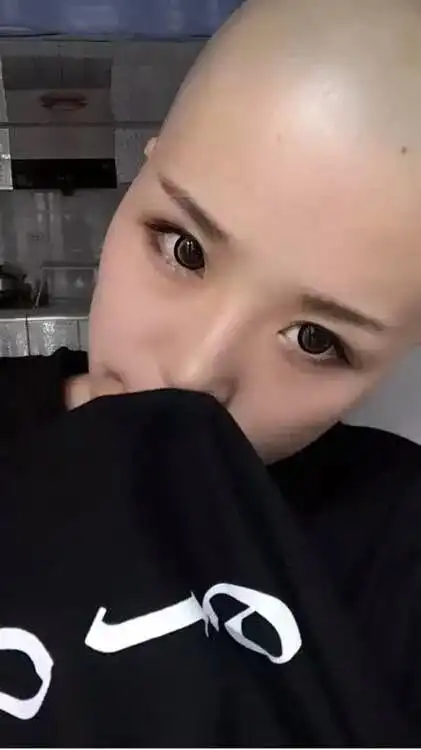 我是女孩,剃光头了,应该走萌妹纸路线还是酷女孩路线啊?