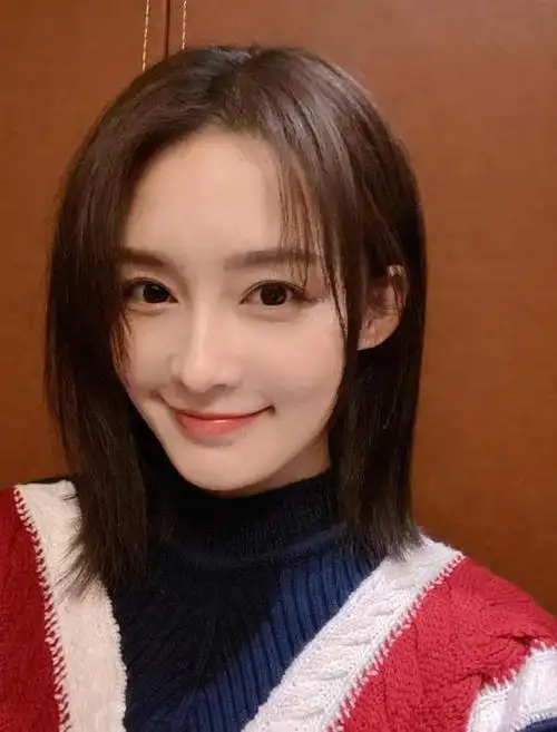 李沁新剪的"露额初恋发"太美了,减龄又瘦脸,大脸女生也适合!