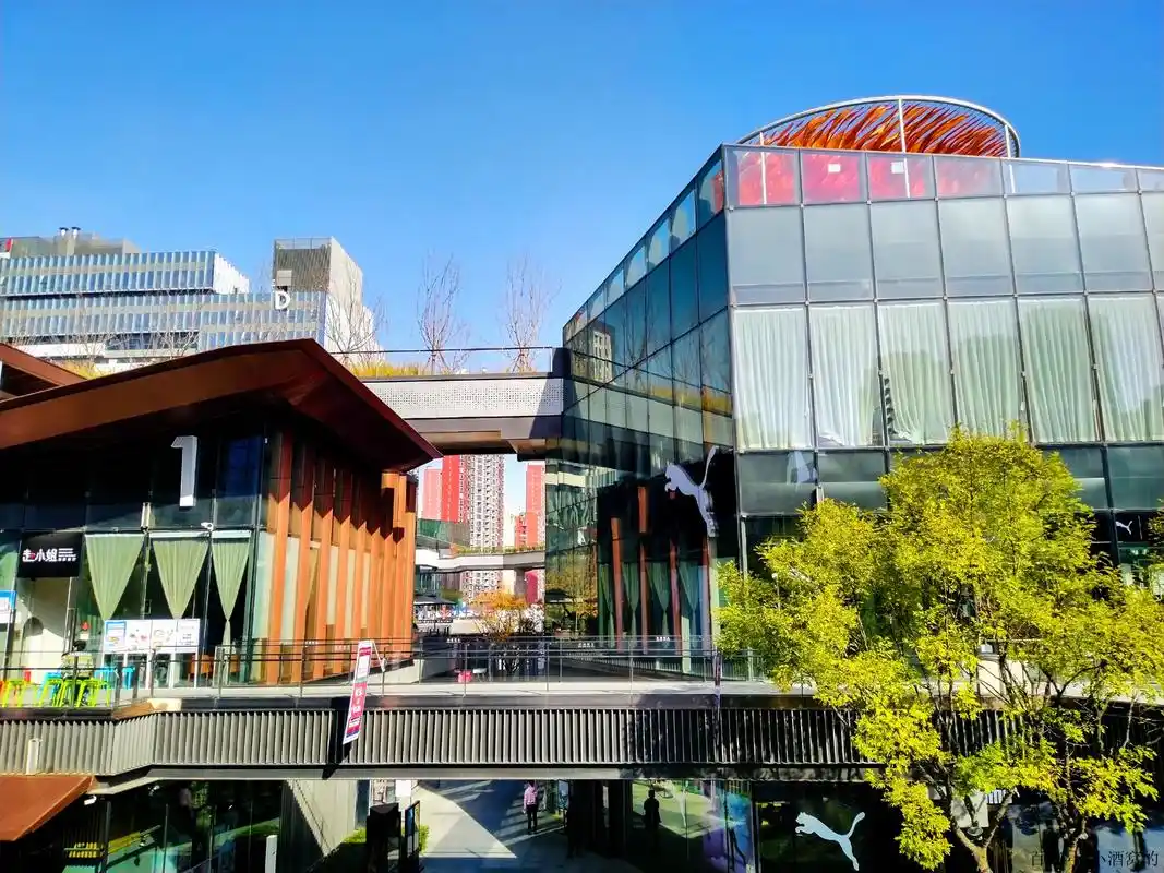 曲江创意谷西安首个高空连廊设计创意街区,逛着舒服,周末人太多