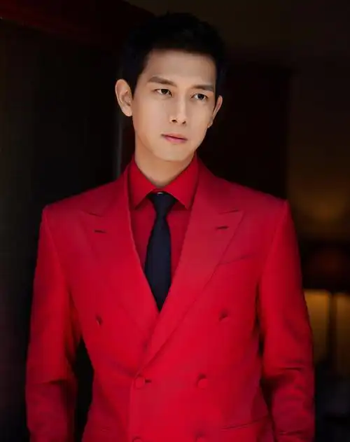 迪丽热巴李现同框气场强上台领奖像干架网友喊话快合作