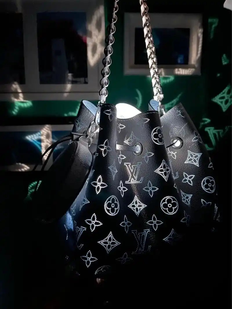 lv21春夏限定蓝白色渐变水桶包.#capper新歌雪太痛了 - 抖音