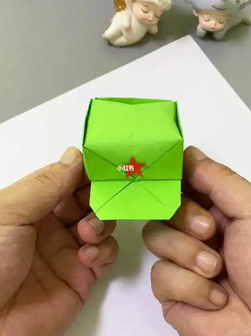 国庆节快到了教你用一张纸折一顶红军帽