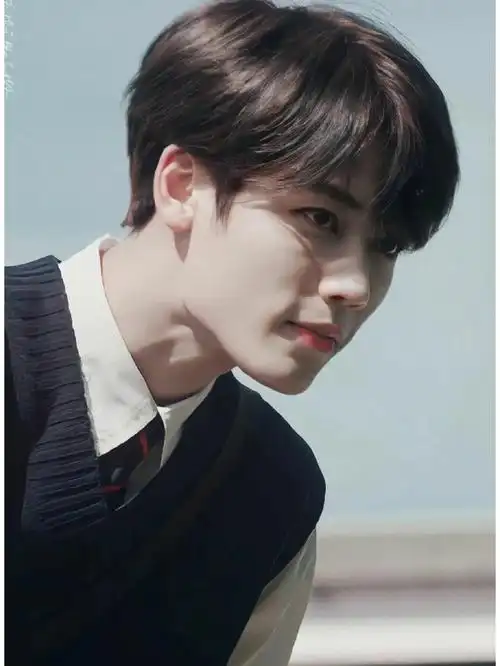 别玩了快来看看穿校服的林彦俊你喜不喜欢