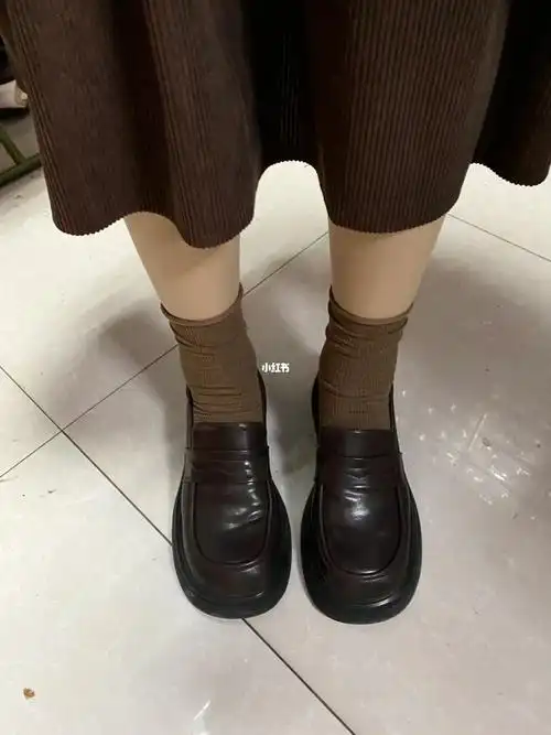 棕色的小皮鞋就是要配棕色的袜子