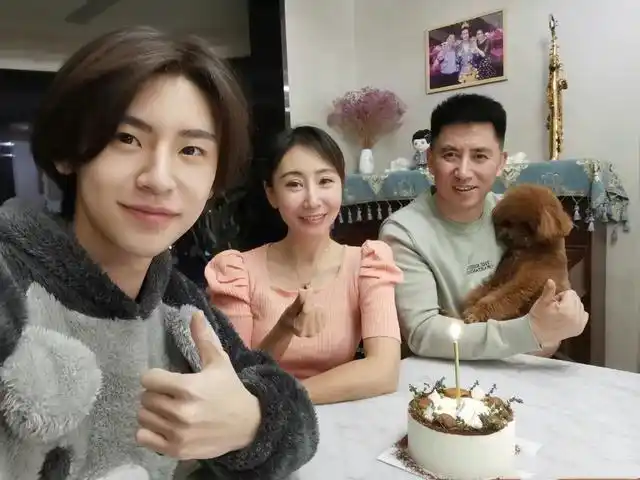 王琳凯晒全家福为母亲庆生,一家三口都是高颜值!插图2