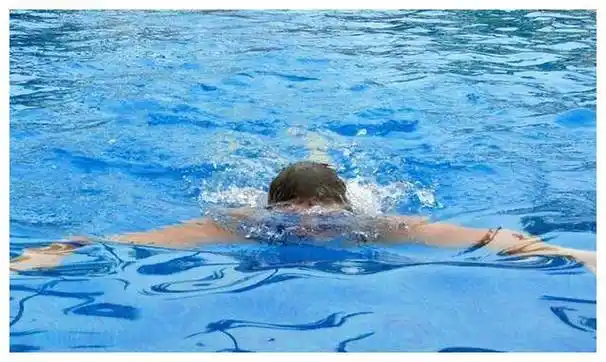 冯小刚更是在2008年的百花奖上,被连线告知"最佳男配角奖"给了邓超,他