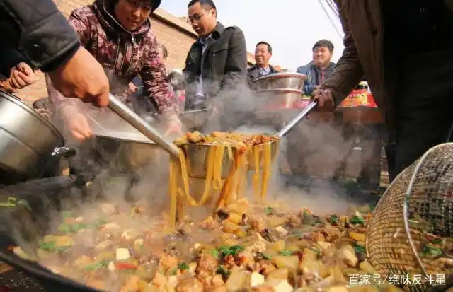 返璞归真,接地气的农村"大锅菜",食材种类越多越好,越炖越香