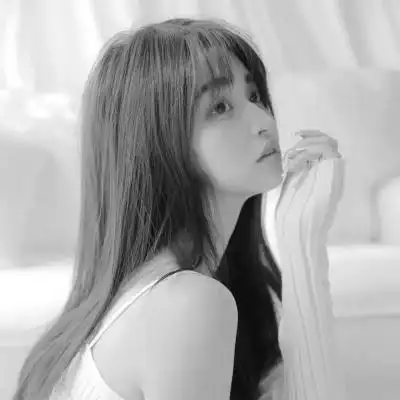 黑白头像女气质干净高清图片