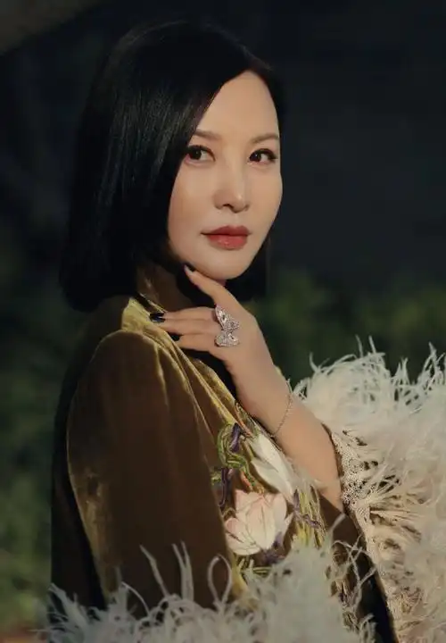 54岁陶红剪了波波头减龄10岁穿丝绒裙高跟鞋完全没有大妈味