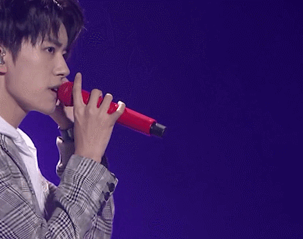 易烊千玺gif唱歌gif才艺gif帅气gif