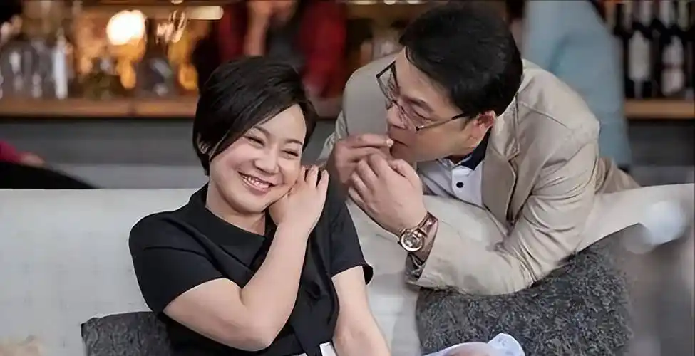 原创著名演员闫妮分手那天和女儿抱头痛哭如今女儿是她的骄傲