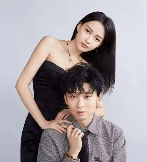 董子健探班老婆,孙怡躺老公腿上休息甜齁了,当众抠鼻子略显不雅_女子