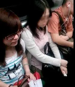 上海地铁猥琐男摸胸邻座女生过程被拍下组图