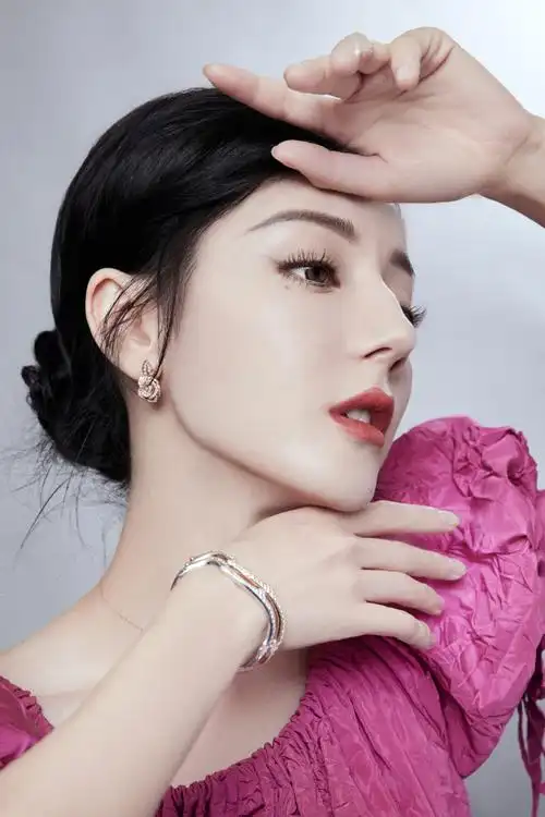 dear-迪丽热巴一袭玫红色连衣裙,裙角翻飞,行止动静间贮藏灵动生机.