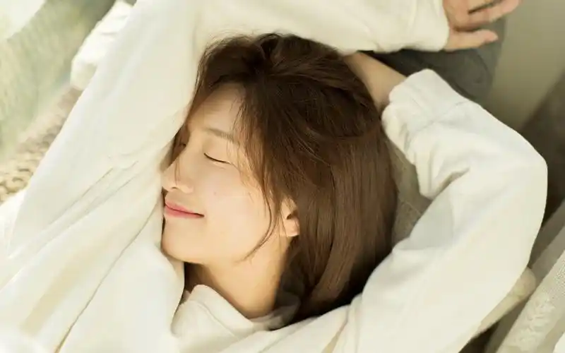 江疏影休闲慵懒高清桌面壁纸