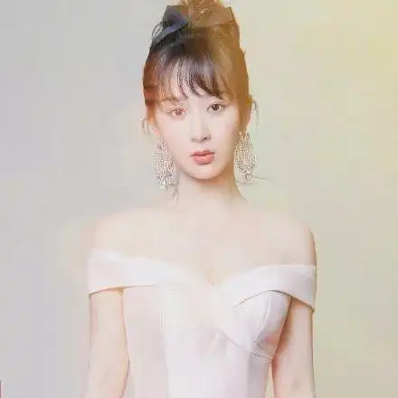 杨紫一袭樱花粉露肩裙款款而来,清新不失明媚,衬得皮肤更加白皙