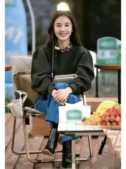 原创34岁王子文分手后的魔法穿搭原来卫衣这么穿也很时髦洋气