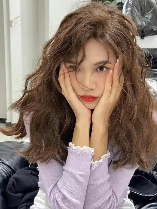 羊毛卷法式烫灰粽色显白发色