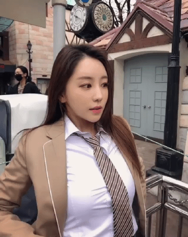 搞笑gif:美女看起来能量满满,只是剪刀手不适合你这身打扮_police