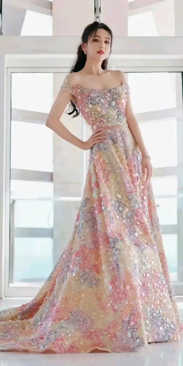 佟丽娅亮片长裙宛如仙女