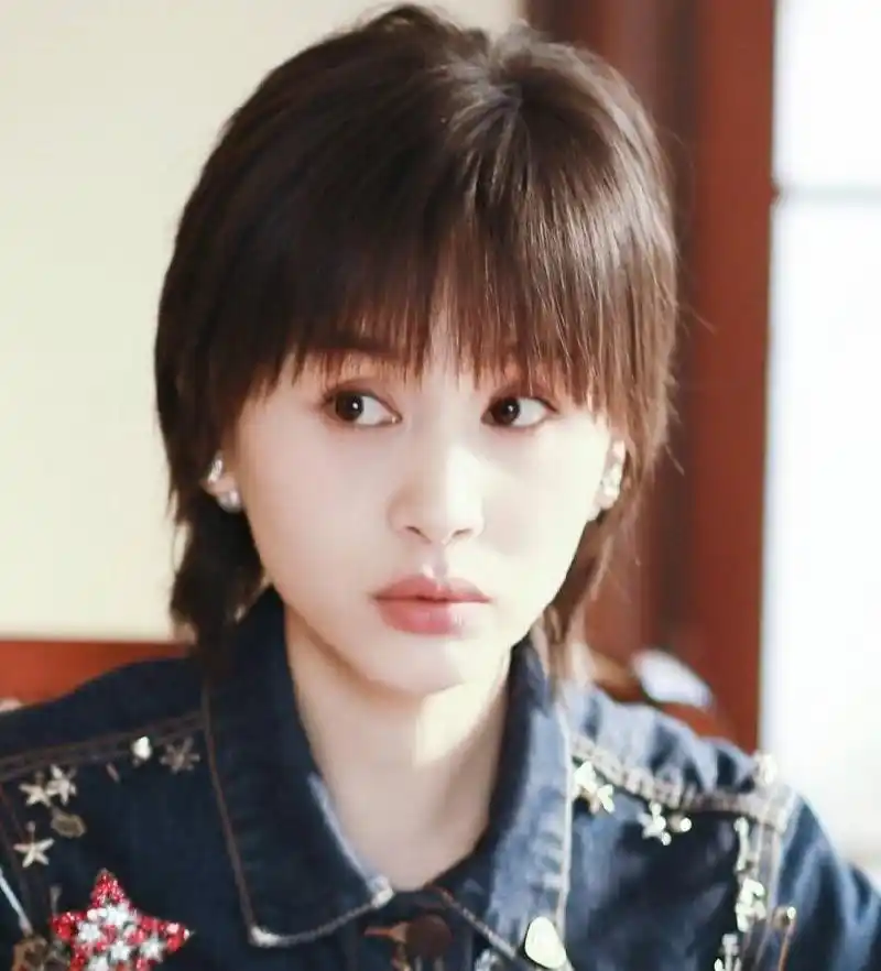 网友偶遇周迅,王子文,阿雅并分享了多张照片,其中周迅与王子文的同框